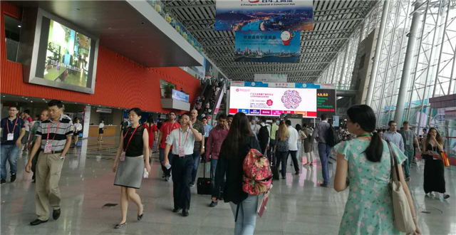 120届广交会图文报道：圣诞陶瓷工艺品受到青睐，创意引领时代发展潮流