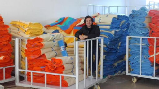 沙滩群架激发了灵感，防沙浴巾销往30多个国家