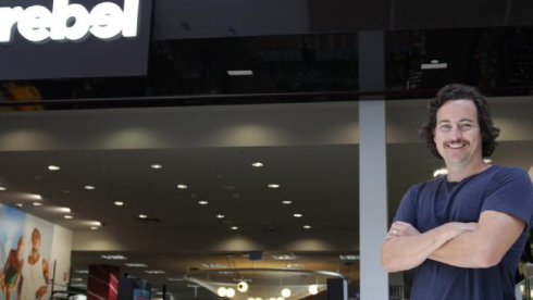 沙滩群架激发了灵感，防沙浴巾销往30多个国家