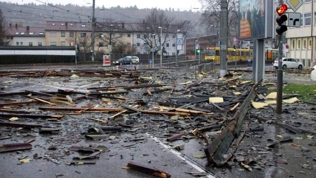 风暴“埃莉诺”袭击欧洲多国：超20万家庭断电、火车脱轨、交通系统中断