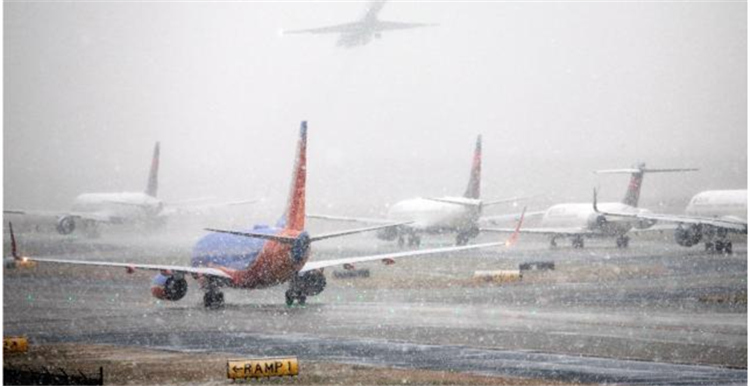 美国东北部再遭暴风雪袭击 约2700趟航班取消