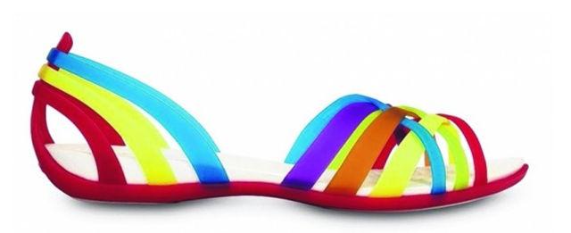 新加坡最近流行“百变果冻鞋” 新加坡最近流行“百变果冻鞋”