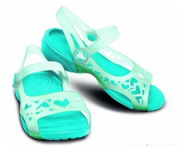 新加坡最近流行“百变果冻鞋”