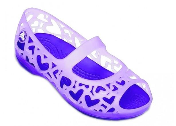 新加坡最近流行“百变果冻鞋”