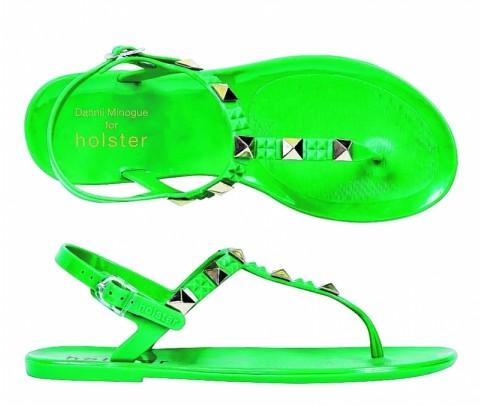 新加坡最近流行“百变果冻鞋”