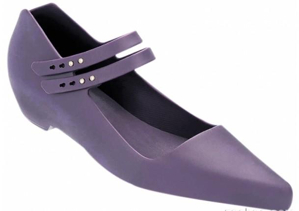 新加坡最近流行“百变果冻鞋”