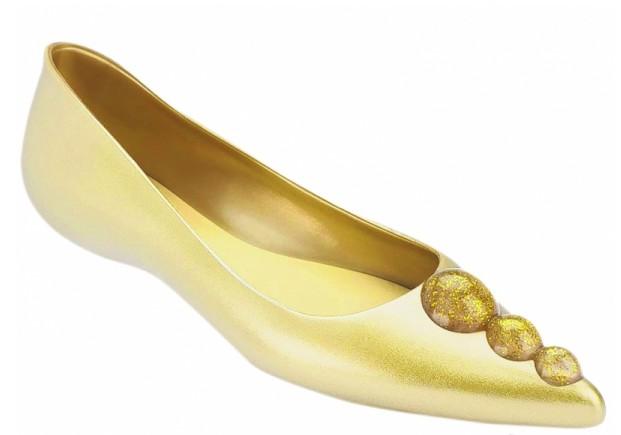 新加坡最近流行“百变果冻鞋”