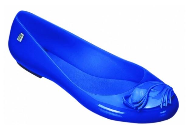 新加坡最近流行“百变果冻鞋”