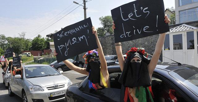 沙特禁止妇女驾车,司机成为女性生活中“最重要的人” 沙特禁止妇女驾车,司机成为女性生活中“最重要的人”