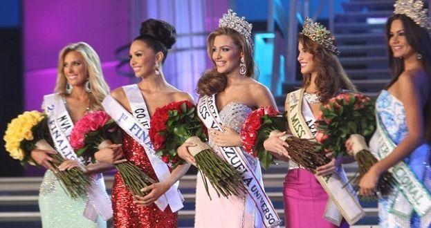 委内瑞拉:时装店的性感塑料模特惹争议 委内瑞拉:时装店的性感塑料模特惹争议