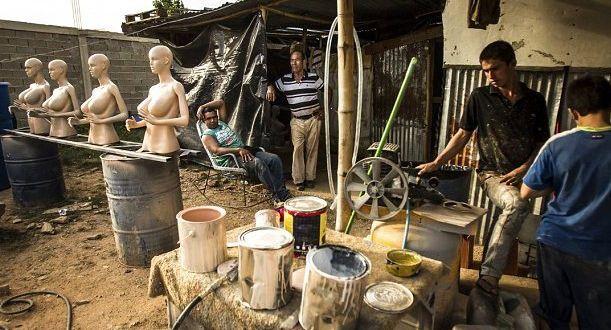 委内瑞拉:时装店的性感塑料模特惹争议 委内瑞拉:时装店的性感塑料模特惹争议