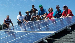 在屋頂安裝太陽能電池板的美國居民越來越多