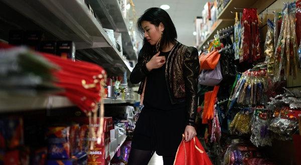 西班牙：华人百元店成警方节前大检查的重点