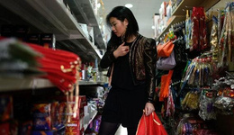 西班牙:华人百元店成警方节前大检查的重点