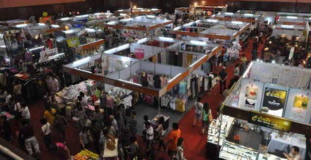 泰国政局稍稳，民众涌出买新年礼品