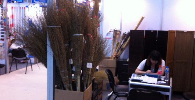 广交会现场报道十九：最后一日人气淡，扫把也能出口？