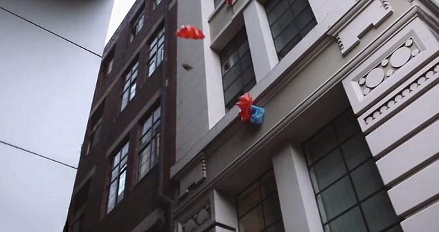 墨尔本:迷你降落伞“空投”三明治,创意外送节省成本 墨尔本:迷你降落伞“空投”三明治,创意外送节省成本