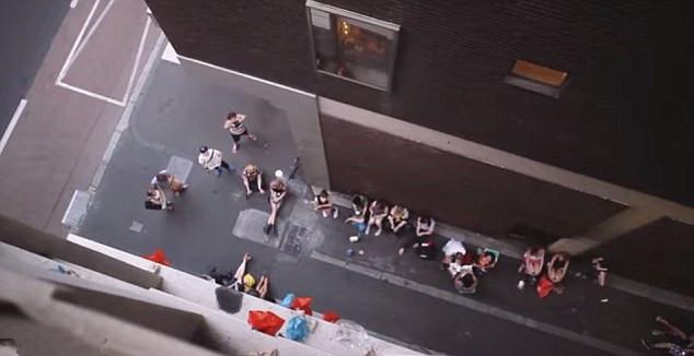 墨尔本:迷你降落伞“空投”三明治,创意外送节省成本 墨尔本:迷你降落伞“空投”三明治,创意外送节省成本