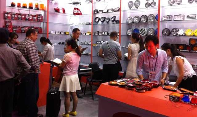 广交会:首日上午机械汽配等展区火爆 广交会:首日上午机械汽配等展区火爆