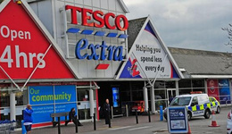 英国大型超市乐购风光不再，关闭43家门店