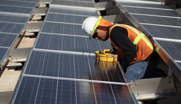 美国太阳能产业红火，电池板安装工报酬可观