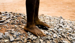 肯尼亚人无鞋穿感染寄生虫，台湾教师在网上募捐10万双