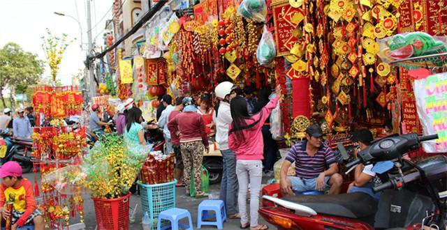 广西东兴：春节假期“催热”边境贸易