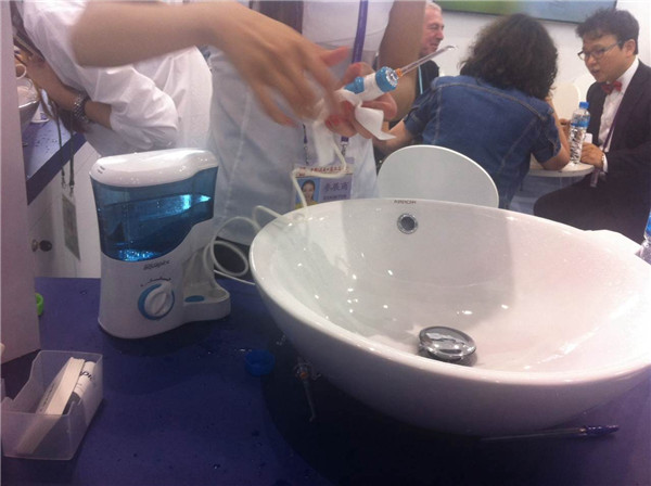 117届广交会现场报道④：国内外商家产品各有千秋，农用翻地机造型也卖萌