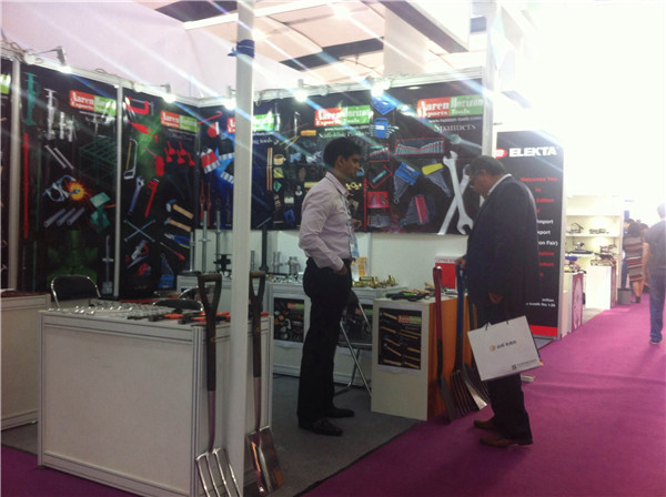 117届广交会现场报道④：国内外商家产品各有千秋，农用翻地机造型也卖萌