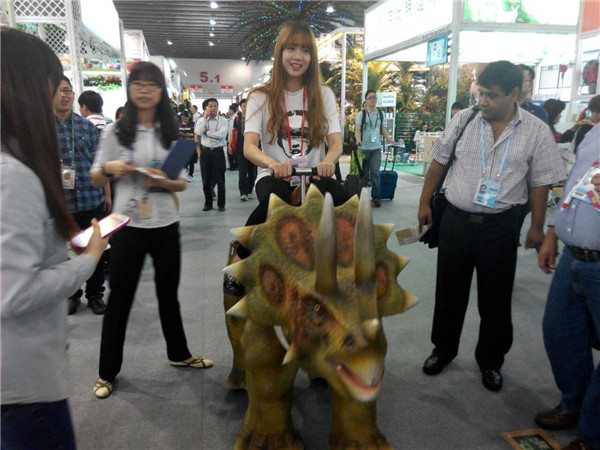 117屆廣交會現(xiàn)場報道⑧：工藝品款式眾多，栩栩如生難辨真假