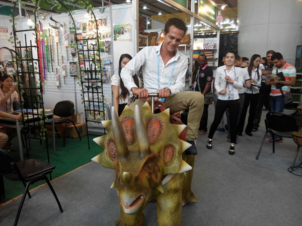 117屆廣交會現(xiàn)場報道⑧：工藝品款式眾多，栩栩如生難辨真假