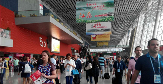 117屆廣交會現(xiàn)場報道⑧：工藝品款式眾多，栩栩如生難辨真假