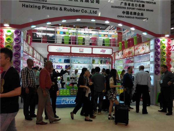 117届广交会现场报道⑩：厨具展区人气爆棚，中国风仿古“大缸”引人围观