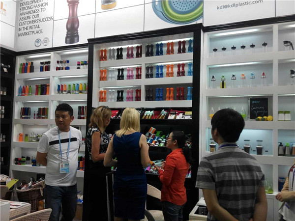 117届广交会现场报道⑩：厨具展区人气爆棚，中国风仿古“大缸”引人围观