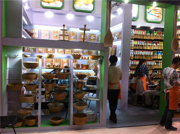 117届广交会现场报道⑩：厨具展区人气爆棚，中国风仿古“大缸”引人围观