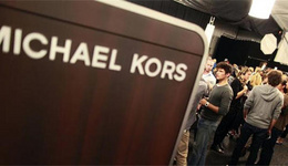 美國中產階級消費者花錢謹慎，沖擊 Michael Kors 等輕奢品牌