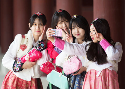 韩国：女性网购韩服数量大幅增加，偏好亮色因为拍照效果好