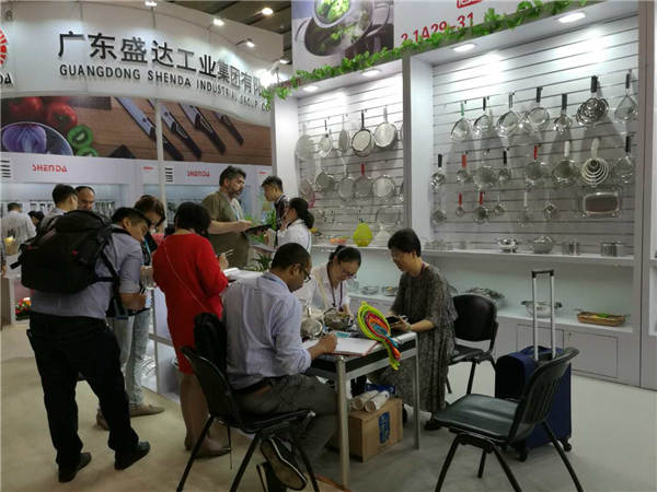 120届广交会图文报道：宠物用品被“跟卖”严重，定制化成厨具差异化竞争发力点