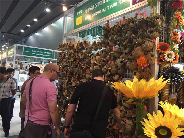 120届广交会图文报道：宠物用品被“跟卖”严重，定制化成厨具差异化竞争发力点