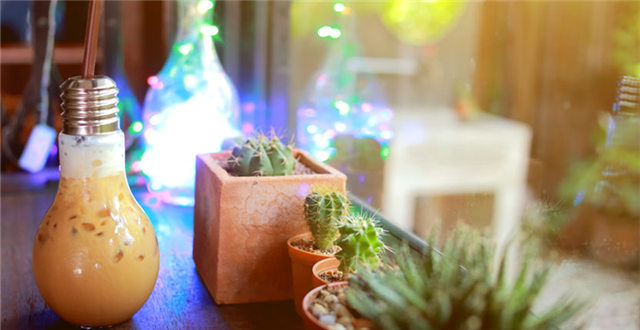 灯泡饮品容器在Instagram上大热，但有人却说它像冰毒管…