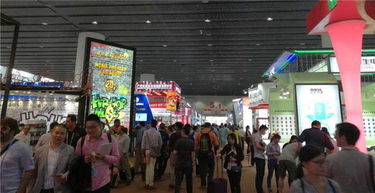 121屆廣交會(huì)圖文報(bào)道：電動(dòng)滑板車歐美火爆，最有“心機(jī)”展商靠美人吸睛