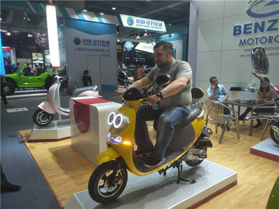 121屆廣交會(huì)圖文報(bào)道：電動(dòng)滑板車歐美火爆，最有“心機(jī)”展商靠美人吸睛