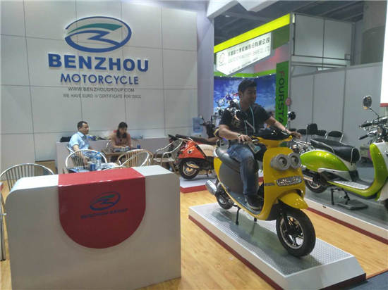 121屆廣交會(huì)圖文報(bào)道：電動(dòng)滑板車歐美火爆，最有“心機(jī)”展商靠美人吸睛