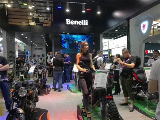 121屆廣交會(huì)圖文報(bào)道：電動(dòng)滑板車歐美火爆，最有“心機(jī)”展商靠美人吸睛