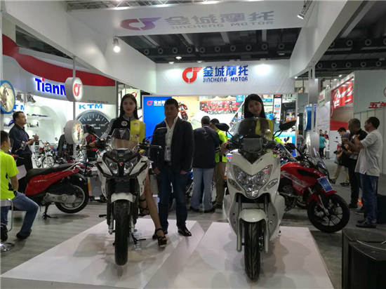 121屆廣交會(huì)圖文報(bào)道：電動(dòng)滑板車歐美火爆，最有“心機(jī)”展商靠美人吸睛