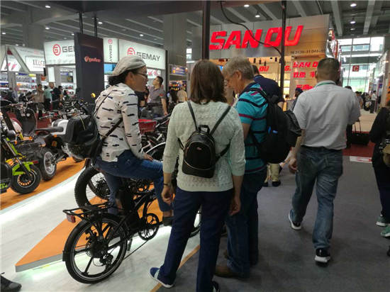 121屆廣交會(huì)圖文報(bào)道：電動(dòng)滑板車歐美火爆，最有“心機(jī)”展商靠美人吸睛