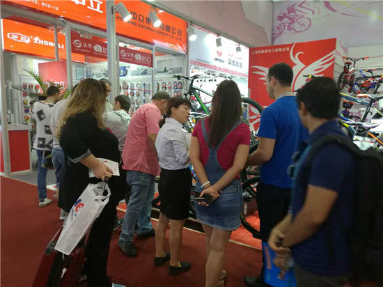 121屆廣交會(huì)圖文報(bào)道：電動(dòng)滑板車歐美火爆，最有“心機(jī)”展商靠美人吸睛