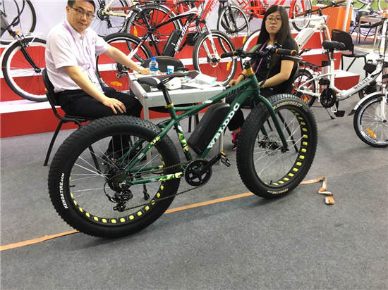 121屆廣交會(huì)圖文報(bào)道：電動(dòng)滑板車歐美火爆，最有“心機(jī)”展商靠美人吸睛