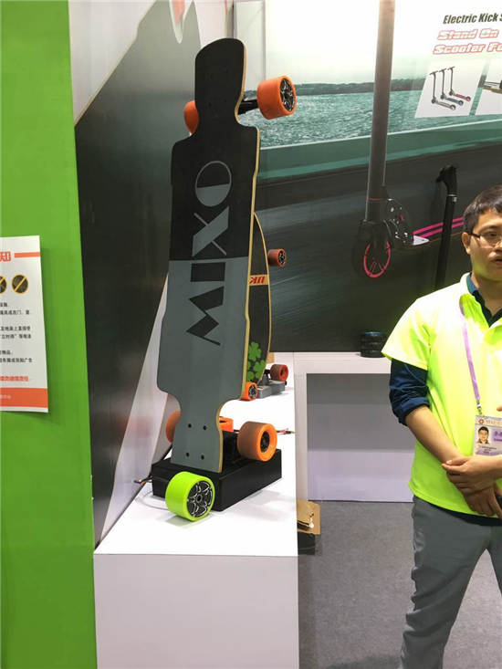 121屆廣交會(huì)圖文報(bào)道：電動(dòng)滑板車歐美火爆，最有“心機(jī)”展商靠美人吸睛