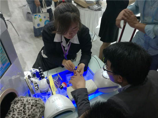 121屆廣交會(huì)圖文報(bào)道：電動(dòng)滑板車歐美火爆，最有“心機(jī)”展商靠美人吸睛